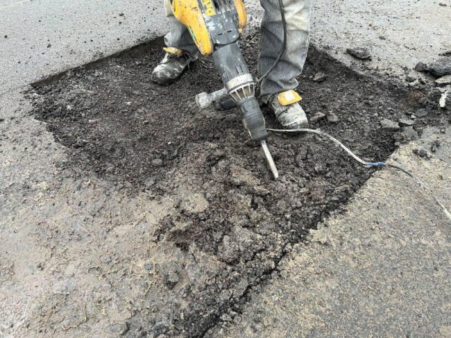 На вулицях Луцька вкладали асфальт. ФОТО