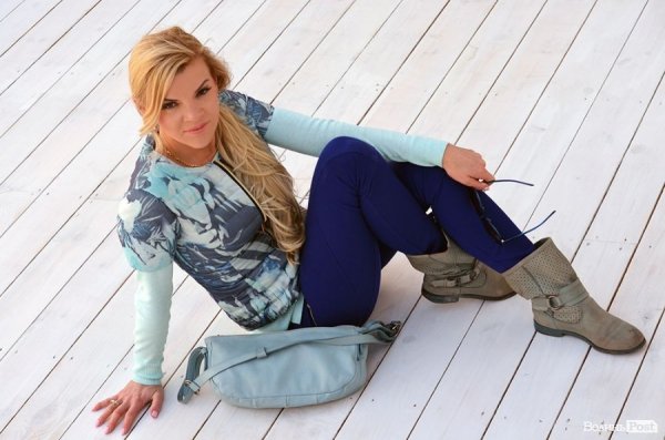 Кофтинка American EAGLE  - 9$ - 48$, жилетка DEKKER -  67EUR – 240,  штани ZARA  9.99$, черевики Mojo Moxy 50$ - 150$, окуляри Calvin Klein sport.