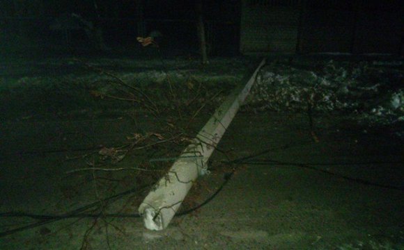 У Луцьку Volkswagen зніс два стовпи