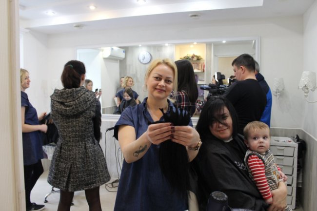 Лучанки жертвують волосся на перуки для онкохворих дітей. ФОТО