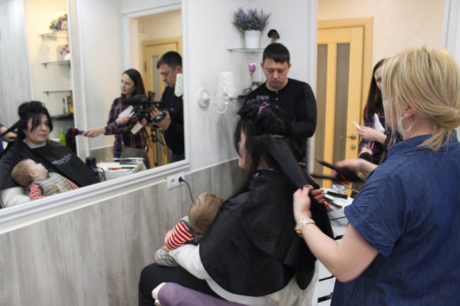 Лучанки жертвують волосся на перуки для онкохворих дітей. ФОТО