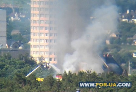У Києві горить готельний комплекс. ФОТО