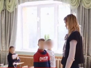 Знімала штани і підглядала у туалеті за учнями: скандал із вчителькою на Хмельниччині. ВІДЕО