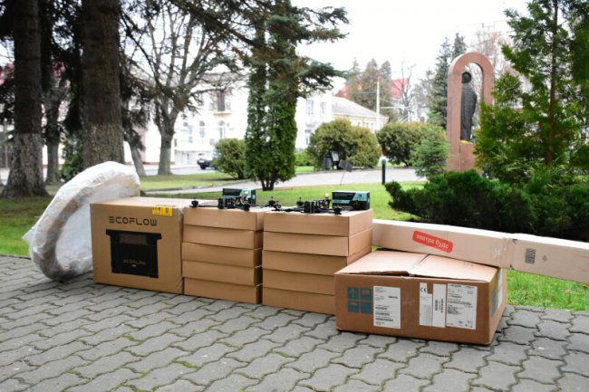 Дрони, зв’язок та зарядні пристрої: Луцька громада передала допомогу на фронт. ФОТО