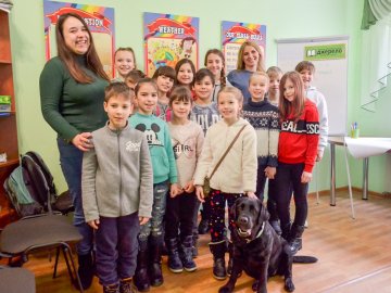 Англійська з лабрадором, пензликом чи фільмом: у луцькій школі іноземних мов «Джерело» влаштовують особливі уроки. ФОТО*