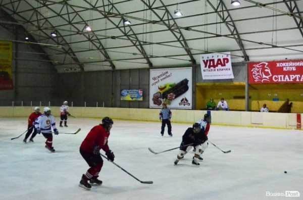 За підтримки УДАРу на Волині визначили кращих хокеїстів. ФОТО*