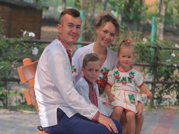 Фотографуються і їдять морозиво: відвідувачі луцького зоопарку на День Незалежності. ФОТО