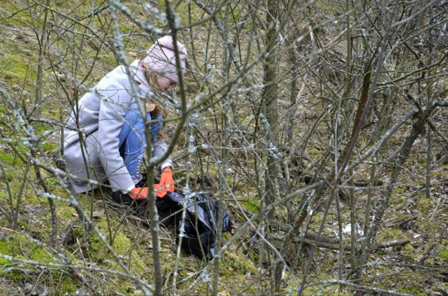 Школярі зібрали 20 мішків сміття біля шацького озера. ФОТО
