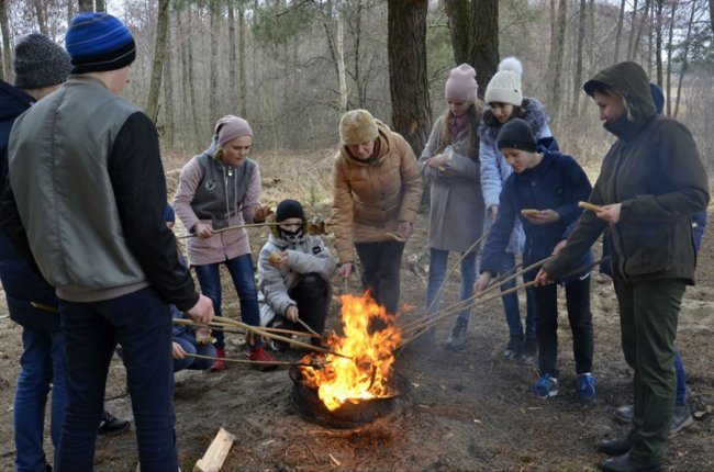 Школярі зібрали 20 мішків сміття біля шацького озера. ФОТО