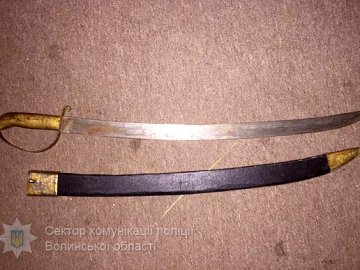 Під час обшуку в Луцьку поліція вилучила шаблю