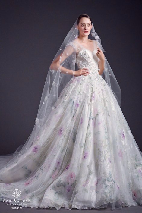 Волинянка про роботу в Китаї: приміряла понад 200 суконь за 10 годин