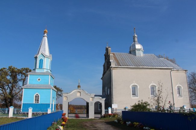 Владика Михаїл вперше відвідав громаду, де прихильники УПЦ (МП) побили двох пенсіонерів. ФОТО