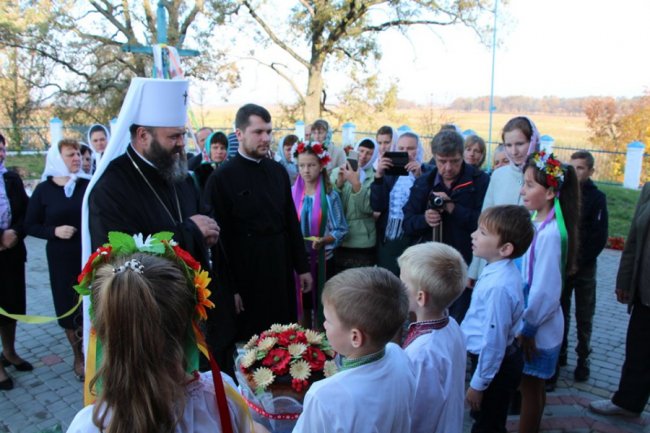 Владика Михаїл вперше відвідав громаду, де прихильники УПЦ (МП) побили двох пенсіонерів. ФОТО