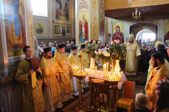 Владика Михаїл вперше відвідав громаду, де прихильники УПЦ (МП) побили двох пенсіонерів. ФОТО