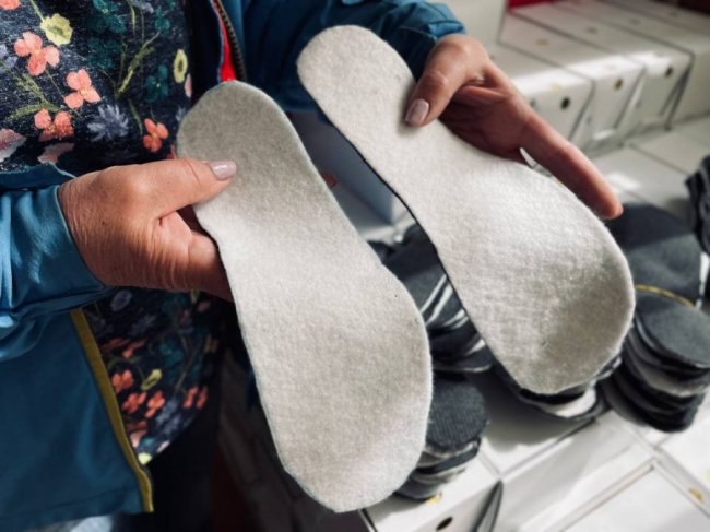 Волонтерка з Волині пошила 5 тисяч устілок для захисників. ФОТО