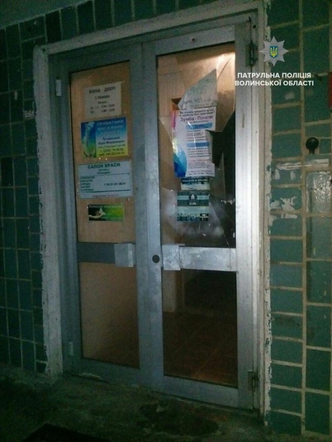 У Луцьку зловили нічних дебоширів, які розбили чужі двері