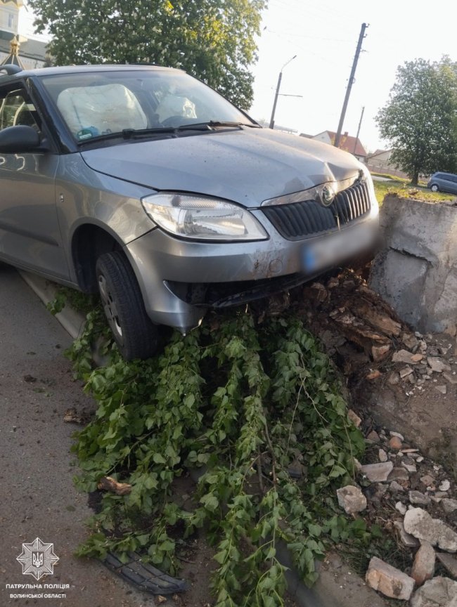 У Луцьку п'яний підліток сів за кермо і втаранився в бордюр. ФОТО