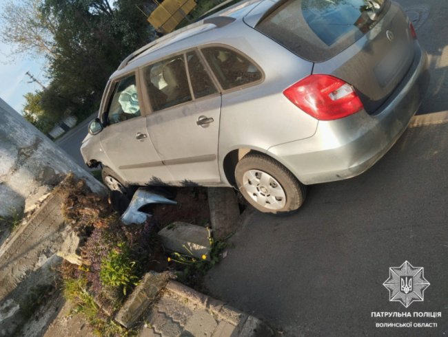 У Луцьку п'яний підліток сів за кермо і втаранився в бордюр. ФОТО