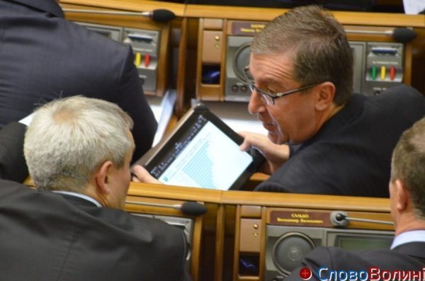 «Читанки» народних депутатів. ФОТО