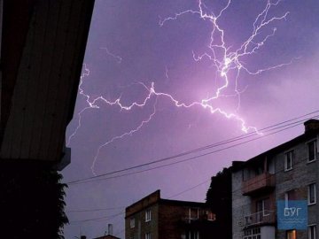 Опублікували вражаючі світлини грози над Нововолинськом