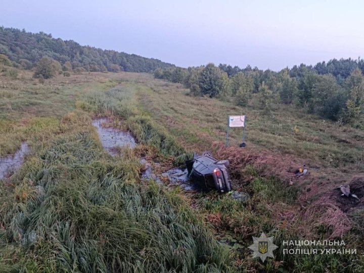 На Волині авто злетіло у кювет і перекинулося