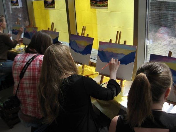 У Луцьку вчилися малювати за дві години. ФОТО