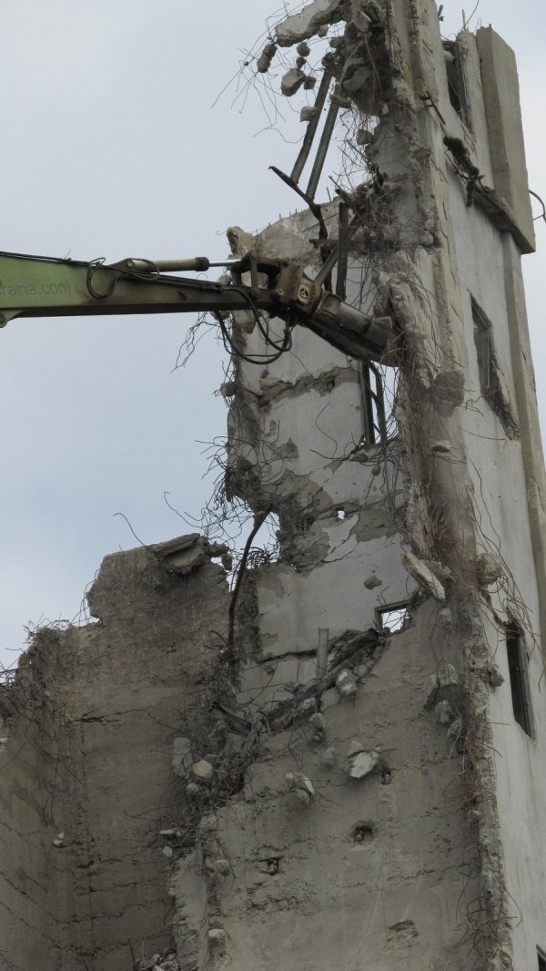 Як розбирають хлібокомбінат в Луцьку. ФОТО. ВІДЕО