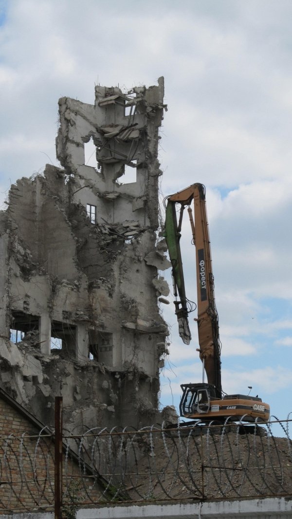 Як розбирають хлібокомбінат в Луцьку. ФОТО. ВІДЕО