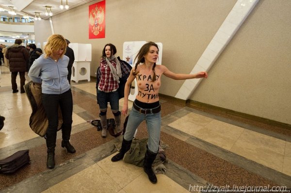 Голі дівчата хотіли вкрасти голос Путіна