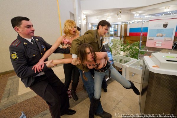 Голі дівчата хотіли вкрасти голос Путіна