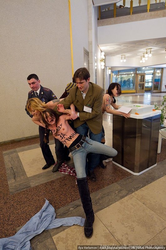 Голі дівчата хотіли вкрасти голос Путіна