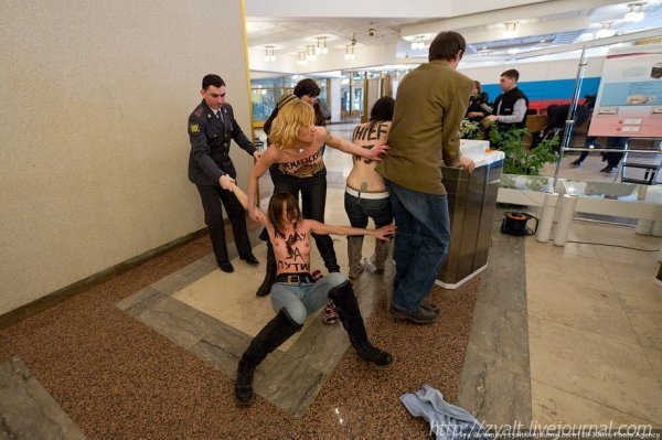 Голі дівчата хотіли вкрасти голос Путіна