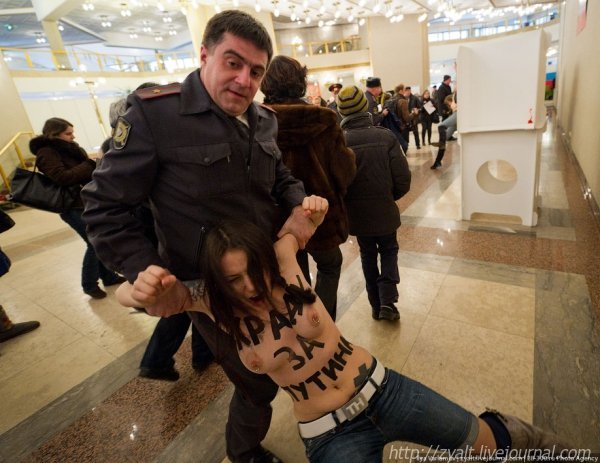 Голі дівчата хотіли вкрасти голос Путіна