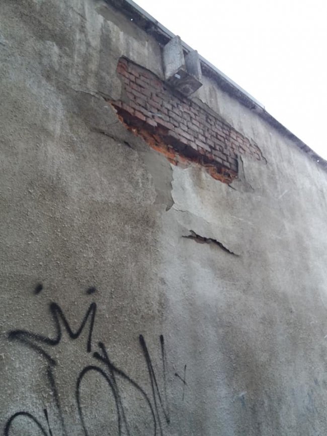 Лучани скаржаться на аварійну стіну будинку. ФОТО