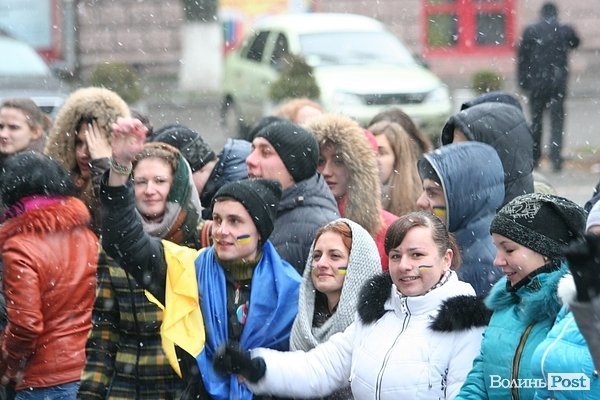 Студенти СНУ мітингували під головним корпусом. ФОТО
