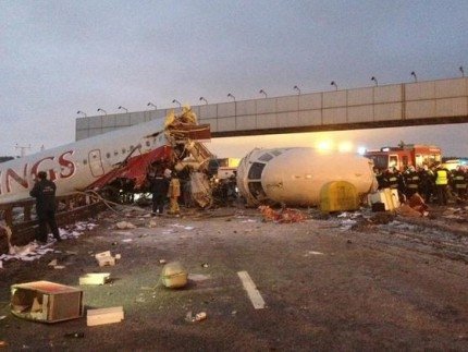 У російському аеропорті зазнав аварії літак: є загиблі. ФОТО