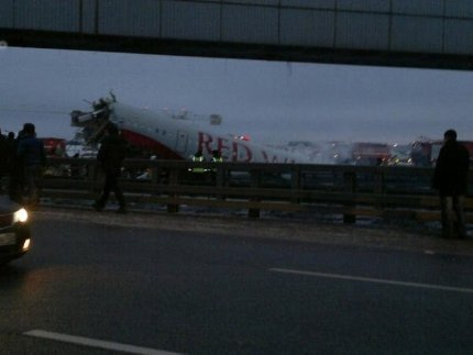 У російському аеропорті зазнав аварії літак: є загиблі. ФОТО