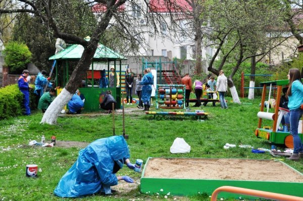 Як лучани допомогли облаштувати майданчик у дитбудинку. ФОТО