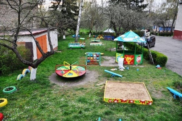 Як лучани допомогли облаштувати майданчик у дитбудинку. ФОТО