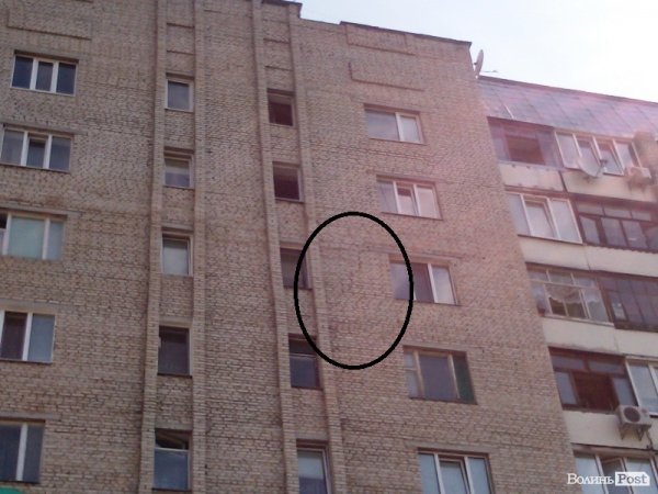 Через кафе у луцькій багатоповерхівці ‒ сморід і тріщини у стінах  