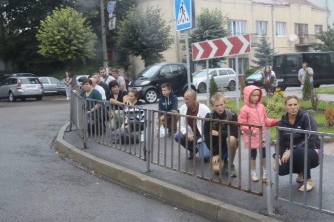 Волиняни на колінах прощалися із загиблим військовослужбовцем Олексієм Кунчиком. ФОТО