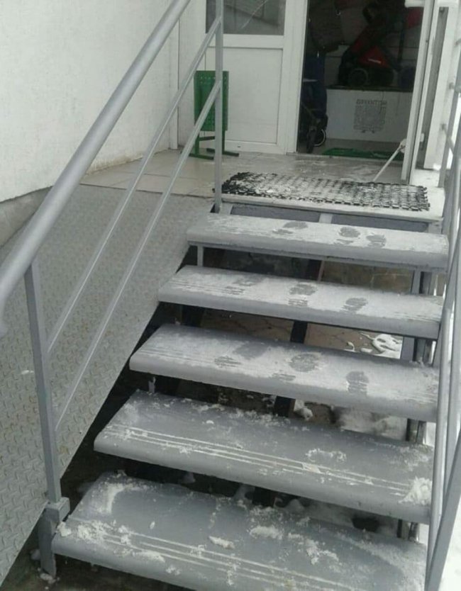 У Луцьку муніципали перевіряють заклади, чи використовують вони засоби від ожеледиці