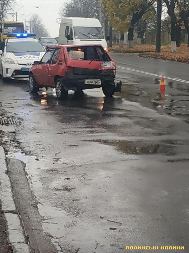 У Луцьку вантажівка зіткнулася з легковиком. ФОТО
