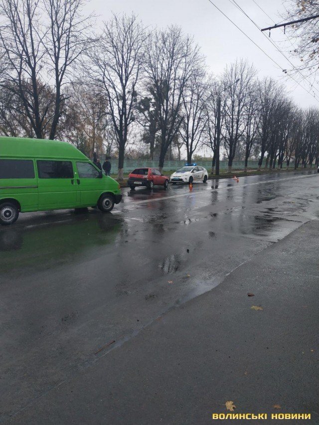 У Луцьку вантажівка зіткнулася з легковиком. ФОТО