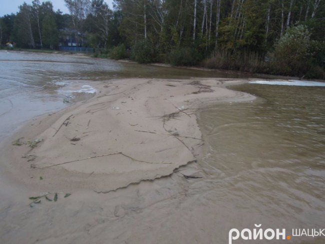 Самотній і чудернацький: оприлюднили фото осіннього Світязю