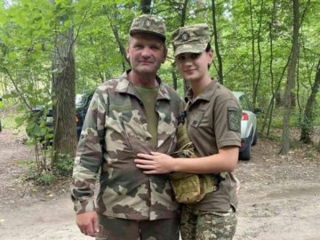 «Не міг залишатися вдома, коли у мене Іванна – військова»: на Волині батько з 22-річною донькою служить в ЗСУ
