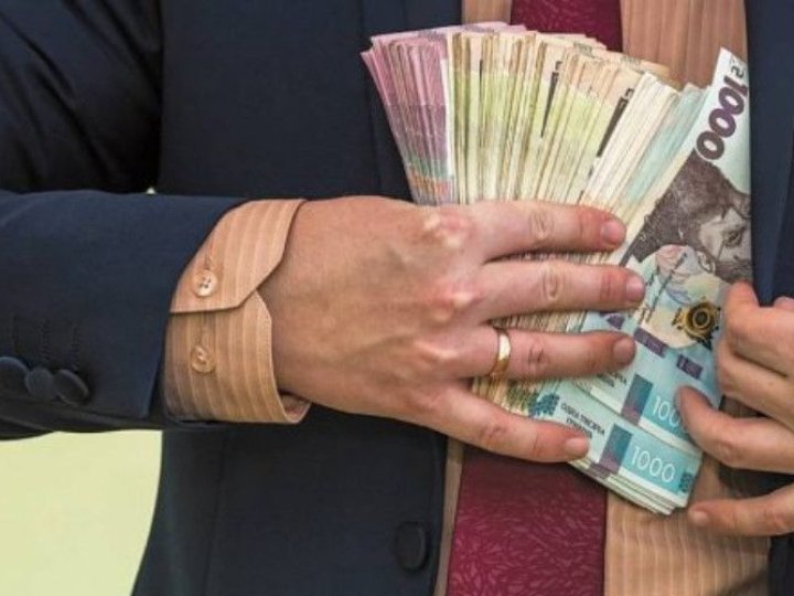 В Україні хочуть встановити обмеження на розмір зарплат чиновників