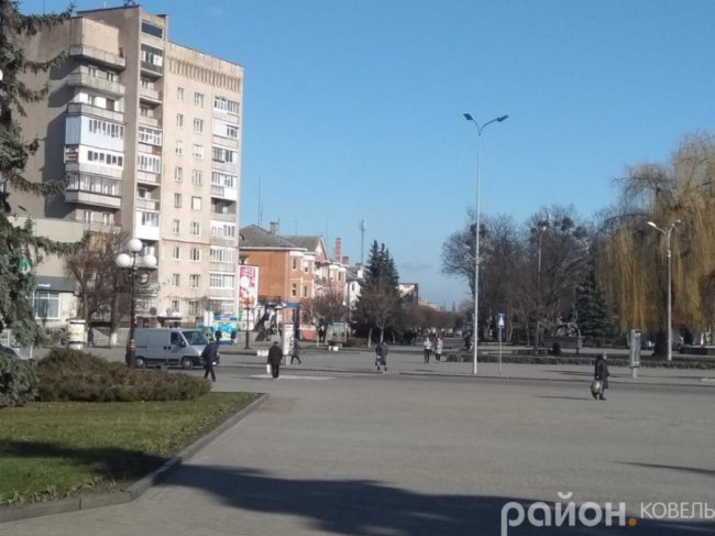 Карантин у Ковелі:  черги до банкоматів і стихійний ринок у центрі міста. ФОТО