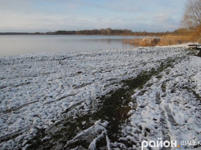 Шацькі озера засипало снігом. ФОТО
