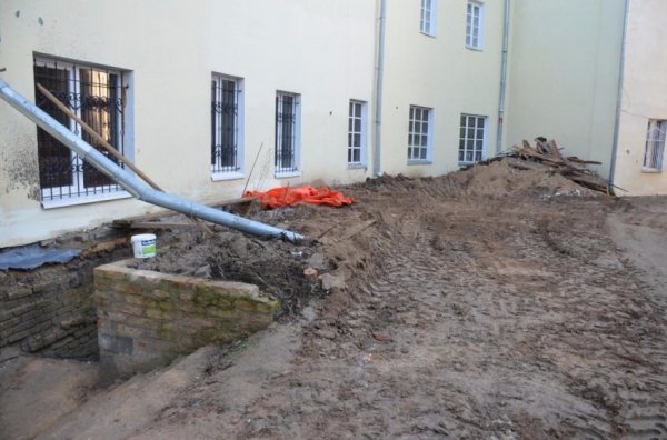 «Таємничі» роботи біля Свято-Троїцького собору в Луцьку. ФОТО